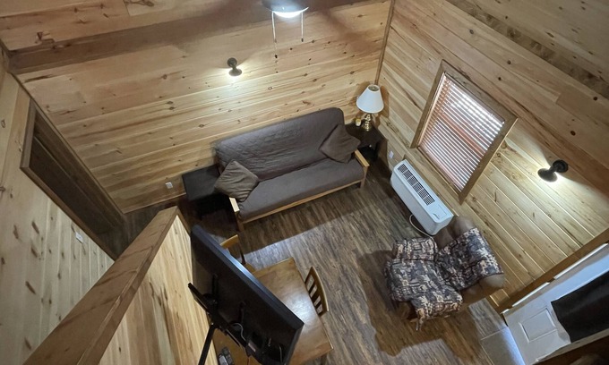 Van Buren Cabina | Pine Perfect Cabin on the edge of town only 1/2 mile from Current River!