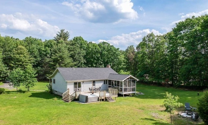 Kerhonkson Cabina | Pine Place - Sunny Escape by Minnewaska w. Hot Tub