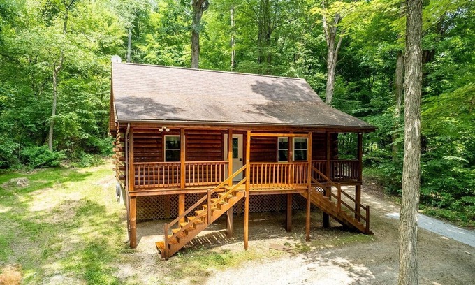 Loudonville Casa | Pine Ridge Cabin - Secluded Cabin with Hot Tub