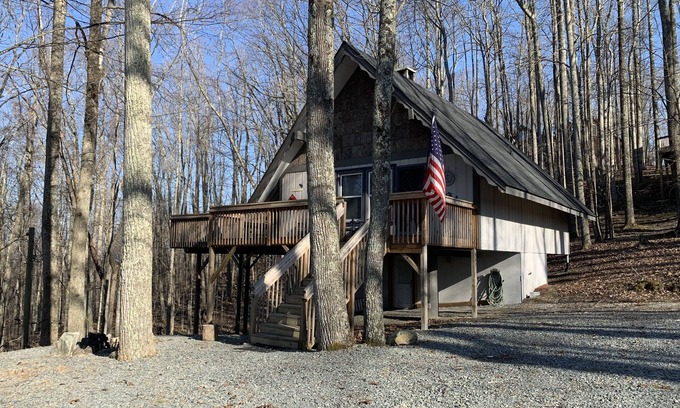 Beech Mountain Chalet De Esquí | Pine Ridge retreat on Beech Mountain, quiet with fireplace and mountain views!