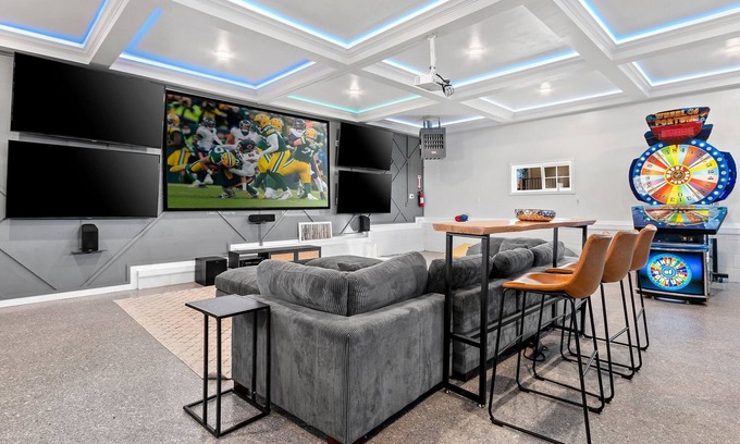 Green Bay Casa | Pine Terrace/Hot Tub/Entertainment Garage/6bdrm