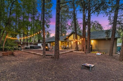Flagstaff Casa | Pine-Time Retreat Near Downtown with Hot Tub!