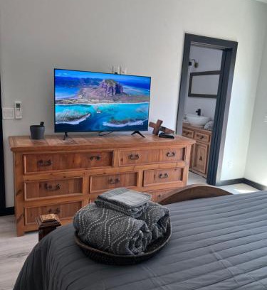 Diamond Valley Casa | Pine Tree With King Bed