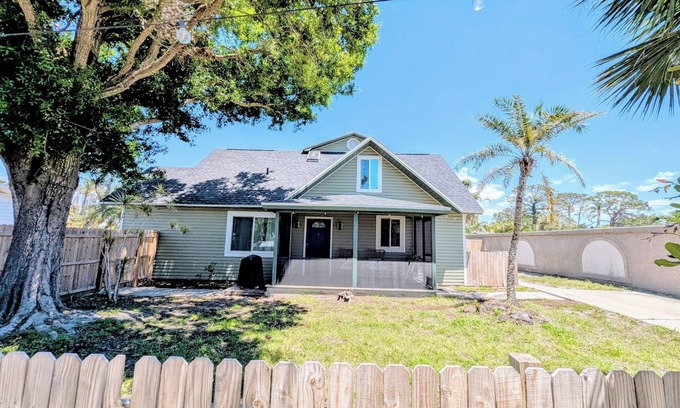 Laurel Casa | Pineapple and Palms - Cozy beach retreat minutes from Nokomis and Venice beaches