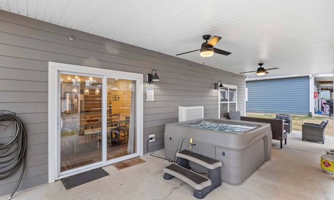 Hollister Casa | Pineapple Bungalow - 14ppl