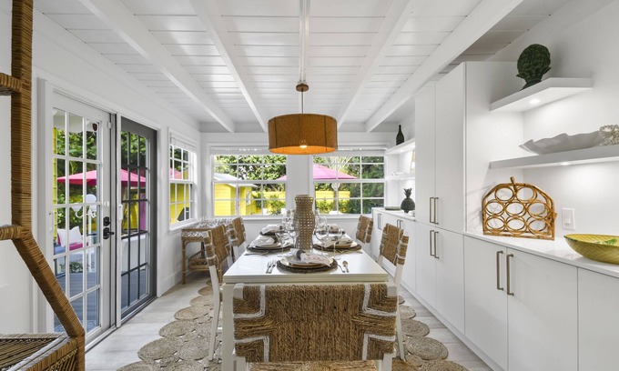 Parrot Cove Casa | Pineapple House - Historical Charm Close to Beach, Golf, and Downtown