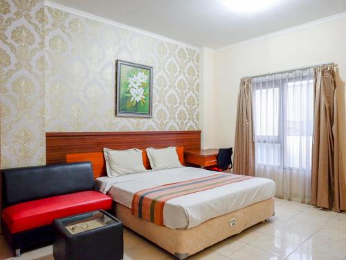Laweyan Casa | Pineapple Mansion Solo Mitra RedDoorz near RS JIH Solo