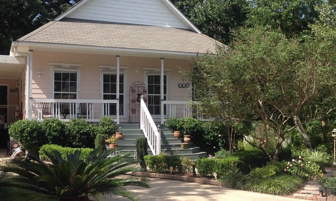 Biloxi Apartamento | Pineapple Palms Downtown Loft B & B y jardines