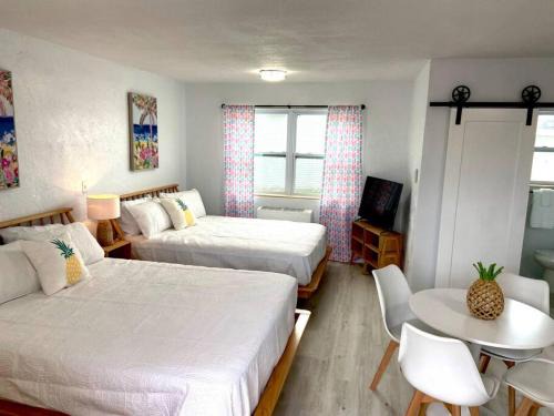 Bridgeport Heights Apartamento | Pineapple Shores Retro Inn 2