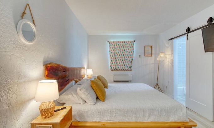 Bridgeport Heights Apartamento | Pineapple Shores Retro Motel 10