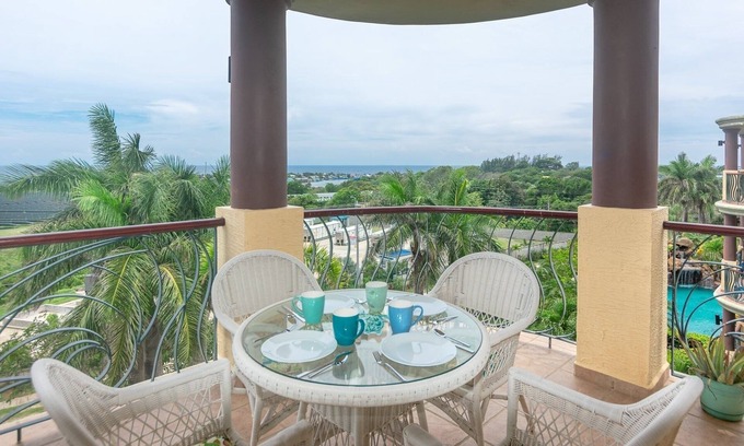 French Harbour Condominio | Pineapple Villa 442 2 Bedroom Condo by RedAwning
