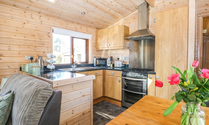 New Forest District Cabaña | PINECONE CABIN, pet friendly, with pool in Godshill, Hampshire