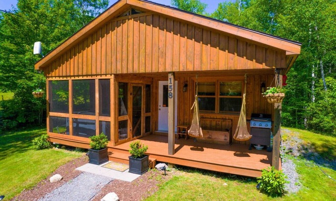 Smiths Corner Cabaña | Pinecone Cottage Hot Tub & Projector at Falls Lake