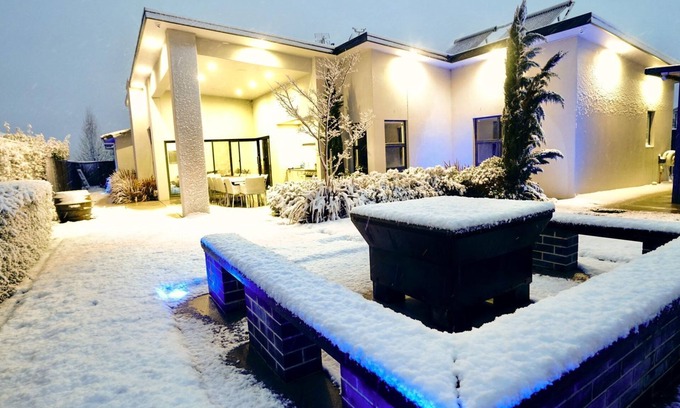Jindabyne Casa | Pinecone Lodge - Luxury 4BR Home l EV Charger l Fire Pit l WiFi l BBQ l 4 Car Garage