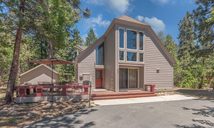 Dorrington Cabina | Pinecone Peak--Updated Cabin with Huge Recreation Room and Flat Level Driveway!