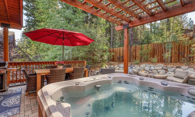 Truckee Casa | Pinecrest at Winter Creek- Cozy Cabin w Hot Tub, Walk To Downtown Truckee