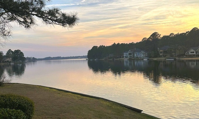 Pinehurst Condominio | Pinehurst Lakeview 2BR Condo - Waterfront and Pool!