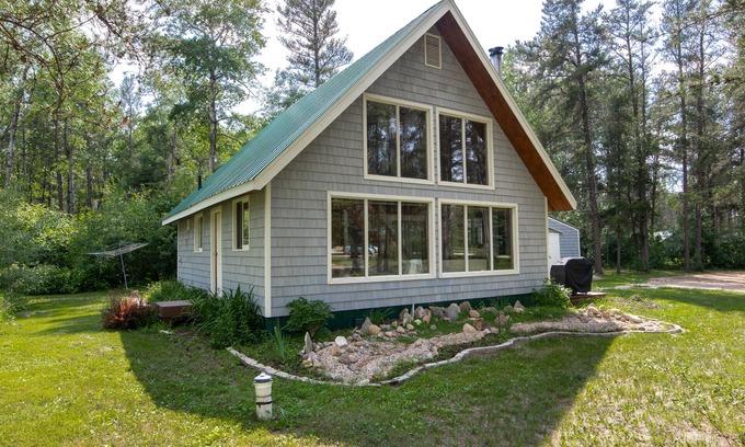 Manitoba Cabina | Pineridge Point Cabin - Unwind in the hot tub or get Cozy Next to the Woodstove
