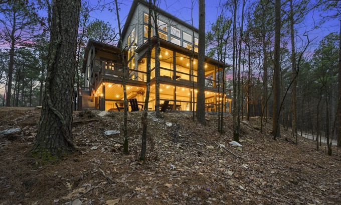 Broken Bow Cabina | Pines N Putt: Grand 3 story home with Putt putt, driving range, Pet Friendly