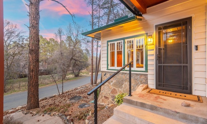 Mountain Club Cabina | Pines near Courthouse / 3 King Bedrooms / fully fenced yard