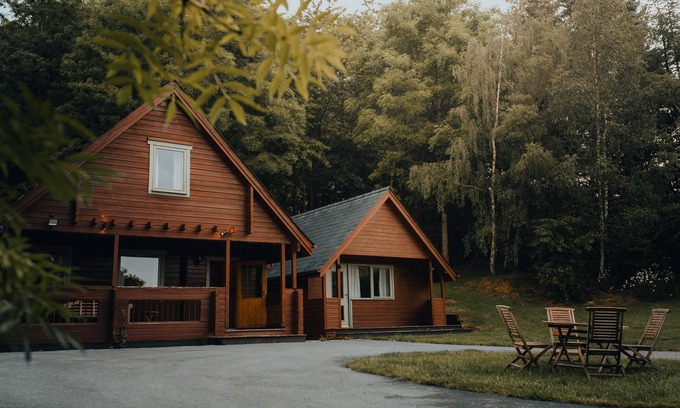 Bleddfa Cabaña | Pines Pitch - Wooden Cabin Sleeping 6 guests, Pet Friendly