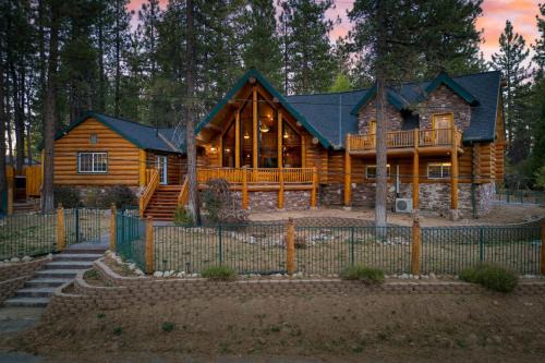 Big Bear Lake Casa | Pinetree Place by AvantStay Group Cabin w Hot Tub Minutes to the Lake