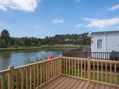 Wells-next-the-Sea Cabina | Pinewoods Lakeside Luxe no.2 - no dogs
