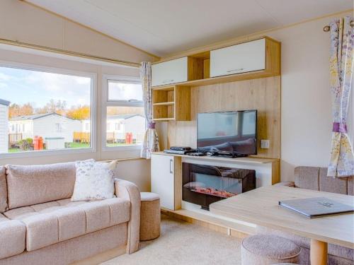 Wells-next-the-Sea Cabina | Pinewoods Park Compact sleeps 6 – no dogs