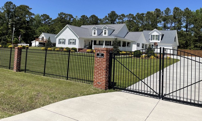 Jacksonville Casa | Piney Green Jacksonville NC Camp Lejeune Gated Outdoor fireplace Gameroom