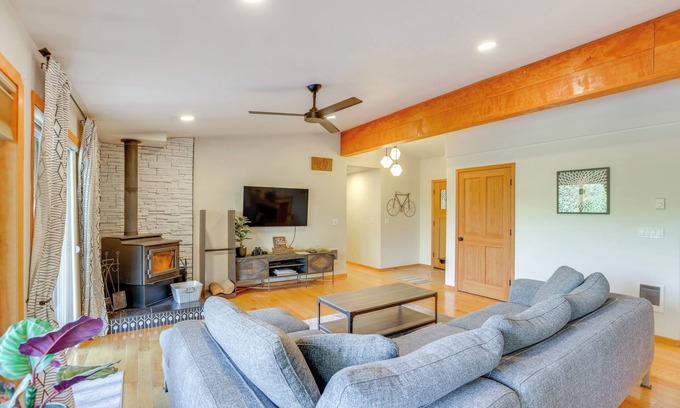 Deschutes River Woods Cabina | Ping-Pong & Private Hot Tub: Family Cabin in Bend!