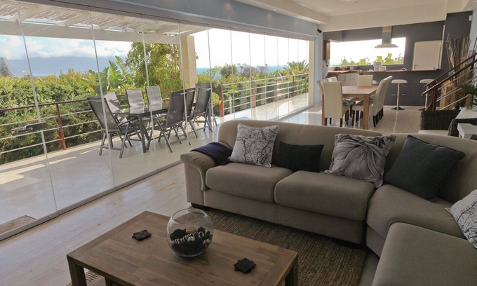 Froggy Farm Villa | PingusHouse Lujo Villa con piscina y jardín en la ciudad de Simon