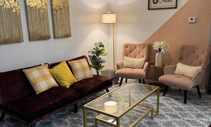 Greater Heights Apartamento | Pink 1BHK, 5 miles from Downtown + Free Parking
