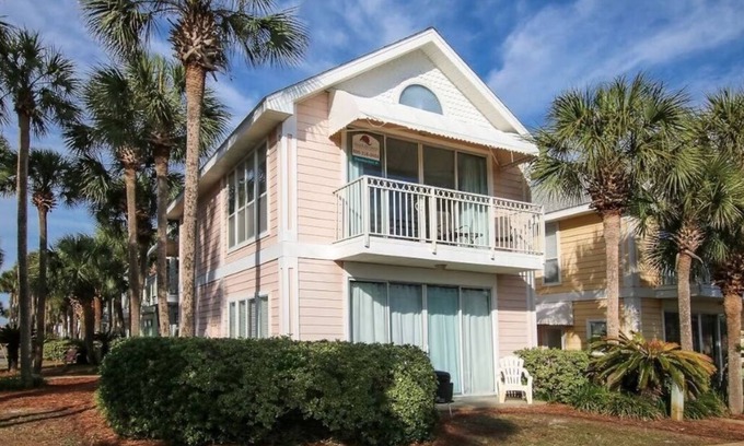 Crystal Shores Apartamento | Pink Beach View Home Upper Base - 3 Min Walk to Beach