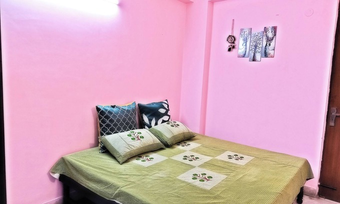 Sainik Farm Apartamento | Pink Bliss: Cozy Retreat in Saket