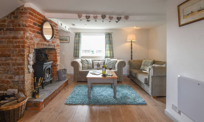 Diss Cabaña | PINK COTTAGE, STRADBROKE, pet friendly, with open fire in Stradbroke