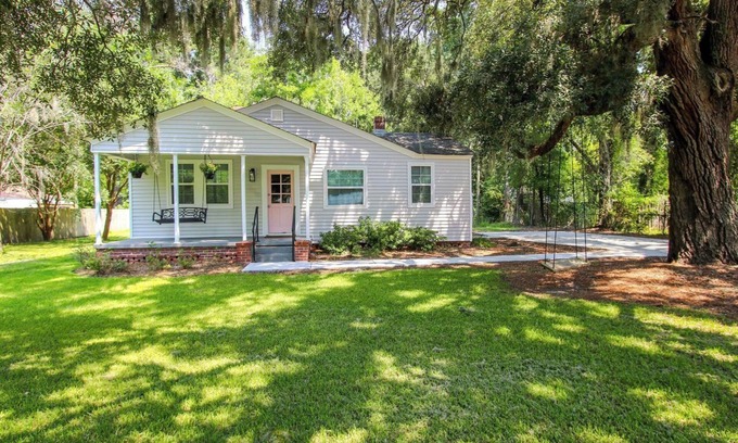Richmond Hill Casa | Pink Door Cottage is a storybook cottage close to everything!