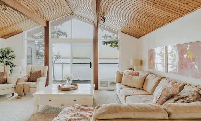 Bewdley Cabina | Pink On The Lake | Fishing Cabin on Rice Lake