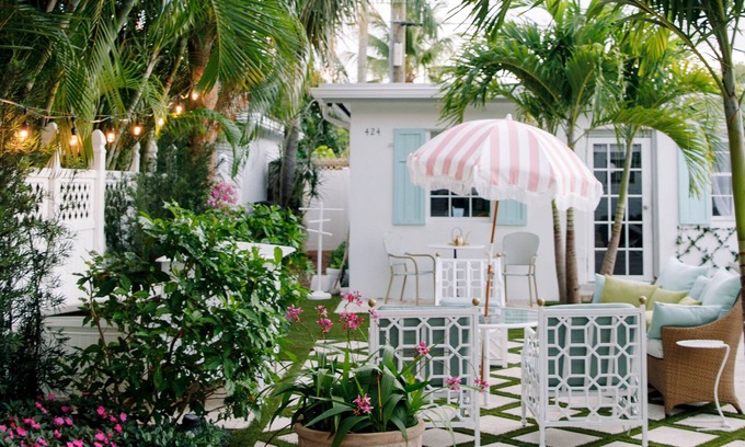 Old Northwood Casa | Pink Palm Beach Villa w/ 2 separate cottages