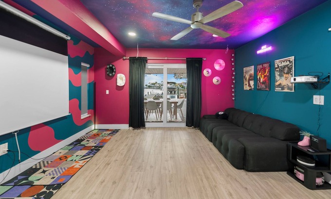 Ozona Casa | Pink Pony Villa – Waterfront Escape w/ Pool, Studio & Themed Rooms