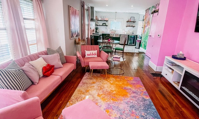 Altoona Casa | Pinky’s Cottage-central location,full Kitchen, fun theme!