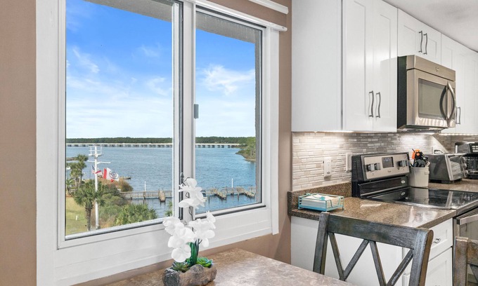 Sunnyside Condominio | Pinnacle Port by Book That Condo
