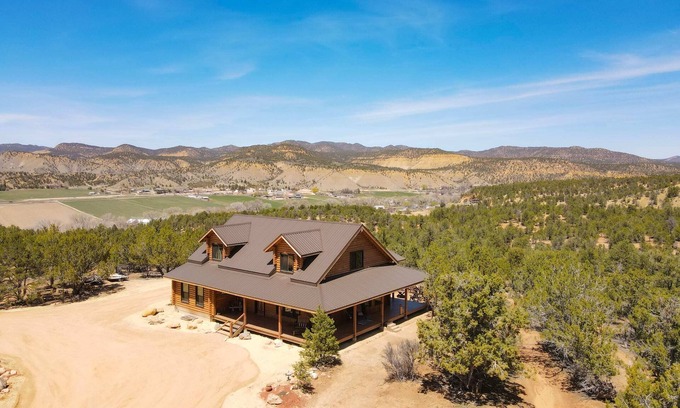 Orderville Cabina | Pinyon Ridge Ranch Near Zion National Park. Private Hot Tub, incredible stargazi
