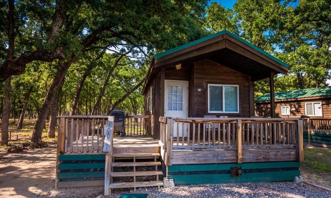 Lincoln Acres Complejo | Pio Pico Camping Resort One-Bedroom Cabin 13