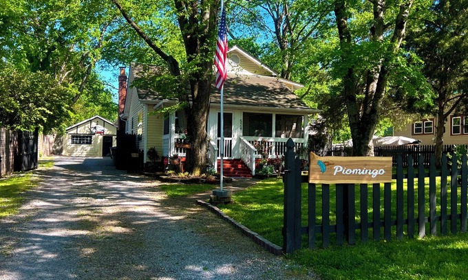Urbandale Nations Casa | Piomingo - Minutes from Broadway, Eclectic Design, Screened patios! Best Vibe