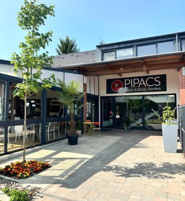 Gyorujbarat Casa | Pipacs Panír & Grill Garden Vendégház