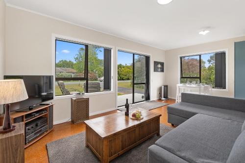 Mangawhai Casa | Pipi Cabin - Mangawhai Village Bach
