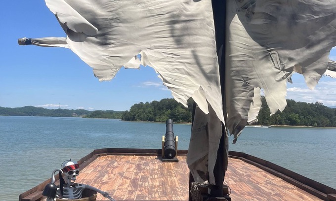 Dandridge Alquiler De Eote | Pirate Houseboat on Douglas Lake!