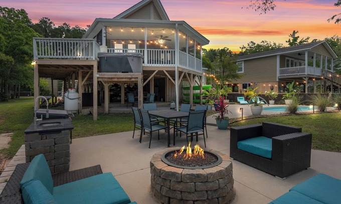 Conway Casa | Pirate's Cove Bungalow ! Boat ramp Hot Tub Pool Firepit! Close to CCU! Secluded!