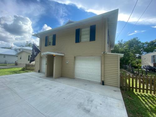 Weeki Wachee Gardens Casa | Pirate's Cove - Waterfront - Weeki Wachee River Access with Paddlecraft!