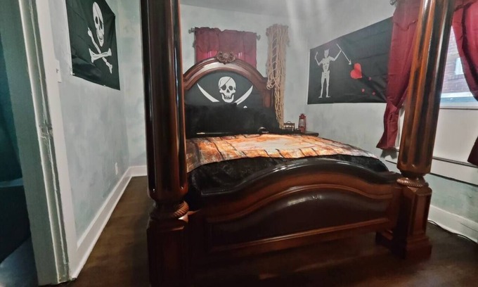 Fort Smith Casa | Pirate Seeking crew. Downtown with hot tub!
